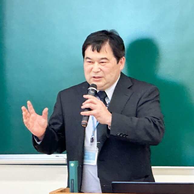 【授業紹介】
2025年5月8日に地球市民学科の安斎ゼミでは、本学職員であり他大学で非常勤講師も務めている古郡信幸氏より「図書館とは何か」という講義を受講し、図書館の社会的な役割を学びました。

学生からは以下の感想が寄せられました。

「図書館は入りづらいイメージがあったが、とても身近で便利なものだと改めて気付かされた。これからたくさん本を読みたいと思う」

「図書館が社会のシステムとして機能していることに驚いた。図書館は、本を借りるだけではなく、文化を継承し、地域や社会に貢献する重要な機関であることがわかった」

「図書館には市立や学校の図書館以外にもさまざまな種類が存在することを初めて知った。私はこれまで身近な図書館しか利用したことがなかったため、一般の利用者でも足を運ぶことができる多様な図書館の存在に驚き、大変興味を持った」

「図書館という施設は、単に本を読む場所というだけではなく、多くの方々の知恵や努力、そして工夫によって支えられているということにも気づかされた。利用者の利便性を高めるために、本を探しやすくするための整理方法や、目的に応じた情報をまとめた冊子の作成など、多くの工夫がなされていることに感動した」

「図書館は、調べ物や学びを深めるうえで非常に大切な場所であり、インターネット上の情報だけでは得られない確かな知識と出会うことができる場であると、あらためて実感した。これからはもっと積極的に図書館を活用し、自らの知的好奇心を満たしていく機会を大切にしたいと思う」

「調べ物は何でもネットになってきて、本を読むことがなかなか無いが、これから卒論を書くにあたって参考文献を探すことになると思うので、学校の図書館だけでなく、近くの図書館も活用したいと思っている」

「クイズなどを交えて図書館のこと色々教えてくださったので普段何気なく利用している図書館について詳しくなれたと思う。国立国会図書館には日本で出版されるすべての本があるというのを聞いてすごく興味深くなった」

「私は図書館によく勉強をしに行くので、近所の図書館を開拓中である。その際に、自習室だけでなく、図書館ごとのコーナーを見ることが好きで、場所によって本当に特色が違うと感じている」

#清泉女子大学 #清泉 #地球市民学部 #図書館