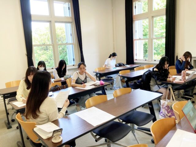 【高大連携企画：高校・大学の枠を超えて〈ジェンダー〉を学ぶ～神田女学園の高校生が本学スペイン語スペイン文学科ゼミを体験～】

このたび、2025年度の探究学習としてジェンダーに関する調査研究を進めている神田女学園高校の2年生2名が、本学スペイン語スペイン文学科・駒井睦子准教授のゼミに5月13日（火）参加しました。

ゼミテーマは「文学・文化におけるジェンダー表象の分析」。4年次生2名が「教育とジェンダー」「恋愛とジェンダー」というテーマで、文献をもとに発表を行いました。

発表後は「教育」「恋愛」それぞれについてグループディスカッションを実施。自身の体験や疑問、感じた不平等などを自由に語り合いました。

初めは緊張していた高校生たちも、ゼミ生のあたたかなサポートで徐々に打ち解け、活発な意見交換が行われました。引率の江森先生と駒井准教授もディスカッションに加わり、105分の授業はあっという間に終了。

高校生からは
「大学生の皆さんがやさしく、意見が言いやすかった」
「ゼミでは一方的に話を聞くだけでなく、対話ができて楽しかった」
といった感想が寄せられました。

発表を担当した学生の準備と努力、そしてゼミ生全員のあたたかい姿勢のおかげで、学びの深まる貴重な時間となりました。高校生の積極的な姿勢にも大きな刺激を受けました！

神田女学園高等学校
https://www.kandajogakuen.ed.jp/

#清泉女子大学 #清泉 #神田女学園 #高校生 #ゼミ体験 #スペイン語スペイン文学科 #スペイン語 #高大連携 #seisen_university #seisen