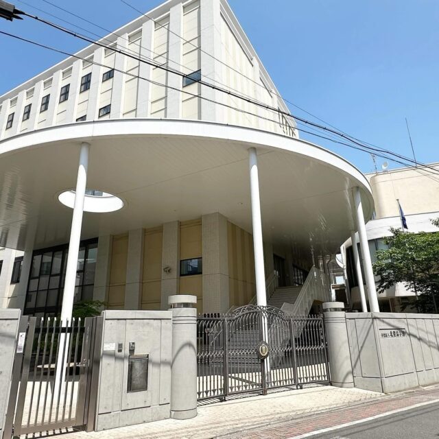 【出張講義】
2025年5月13日に地球市民学部の安斎徹教授が、北豊島高等学校の「Global Program」の 2 年生を対象に特別講義「マーケティングとは何か？」を行いました。

マーケティングとは、世の中の価値観やニーズを捉え、売れる商品と売れる仕組みを作ることを指します。和やかな雰囲気の中、マーケティングの意義や歴史的変遷、実行戦略、チョコレートを題材にしたワークなどを行いました。またファトレードのチョコレートをテーマにした2022年度の「陸前高田フィールドワーク」についても話をしました。今後、チョコレートの新商品を企画するグループワークに取り組んでいきます。

生徒のみなさんから「最初はマーケティングと聞いてもあまりイメージできなかったが、安斎先生の授業はとても分かりやすくて楽しかった」「身近な広告や商品を例に説明してもらいマーケティングが自分の生活と密接しているなと感じることができた」「商品企画について学び、ただアイデアを出すだけではなく、ターゲットの設定、競合分析など、様々な視点からのアプローチが必要だということを実感した」「何気なく毎日のように見ている商品が実は色々なことに配慮をしながら販売していることを理解できた」という感想が寄せられました。

北豊島高等学校
http://www.kitatoshima.ed.jp/

2022年度「陸前高田フィールドワーク」
https://www.seisen-u.ac.jp/news/nid00001520.html

#清泉女子大学 #清泉 #地球市民学部 #北豊島高等学校 #seisen_university #seisen #globalcitizen #globalprogram