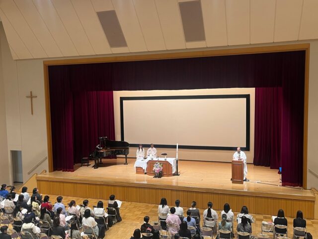 【創立記念ミサ開催報告】
こんにちは、広報課です。
清泉女子大学では、設立母体である聖心侍女修道会の創立者、聖ラファエラ・マリアが列福された5月18日を創立記念日としています。

毎年この日は、聖ラファエラ・マリアの心を受け継ぐ世界中にある姉妹校でお祝いをしています。今年は18日が日曜日にあたるため、本学では15日の木曜日に記念のミサを行いました。アルン・デソーザ神父（イエズス会／本学チャプレン）とオノレ・カブンティ神父（淳心会／本学非常勤講師）による司式で行われ、多くの学生・教職員が参加しました。

アルン神父からは、「清泉女子大学75周年にあたる2025年は、新しい学部や新しい学長のなど、新しいことが続く年です。そして、先日は新しい教皇が誕生したとても特別な年です。新しいことが続く今だからこそ、私たちは一旦原点に戻り、聖ラファエラ・マリアのことば「私たちの心は特定の人にのみひらかれているといったものであってはならない」について考え、行動し、感謝をすることが大切です」というお話がありました。

また、ミサの前には、シスターチー（聖心侍女修道会／ラファエラ・マリアセンター）から、聖ラファエラ・マリアの生涯についての紹介がありました。謙虚さと愛と喜びにあふれてイエスのみ心に沿った教育活動を行うと同時に、助けを必要とする人々への奉仕活動を忘れず、偏ることなくいつも世界を視野に入れていた聖ラファエラ・マリア。その生き方に触れ、建学の精神への理解を深める一日となりました。

#清泉女子大学 #清泉 #創立記念 #ミサ #聖心侍女修道会 #seisen_university #seisen