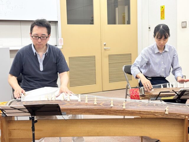 【授業紹介】
2025年5月16日（金）3限に日文非常勤講師、田辺明先生ご担当「日本語日本文学スタディーズ4」で授業内講演会がありました。

木村真帆先生をお招きし、田辺先生と琴の合奏を披露していただきました。清泉女子大学の校歌も演奏してくださり、学生が生演奏と共に歌う貴重な機会となりました。

#清泉女子大学 #清泉 #琴 
#seisen_university #seisen
