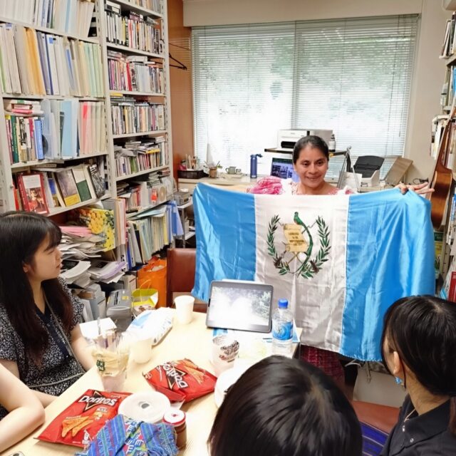 【授業紹介】
5月23日、スペイン語スペイン文学科の長野ゼミでは、中米グアテマラ出身のマリアさんをゲストにお迎えしました。

マリアさんは今年4月総合文化学科に娘さんが入学されたことから、今回の特別授業を引き受けてくださいました。

今日は、伝統衣装や食を手がかりにグアテマラ文化ついて学びました。グアテマラのマヤ語地域では、村ごとにカラフルな伝統衣装のデザインが異なるそうです。マリアさんの出身地域での帯やヘッドバンドの巻き方を教えていただきました。後半、ゼミ生たちはトウモロコシ粉から作る本格的トルティーヤ作りに挑戦。最後はマリアさんお手製のグアテマラ料理に舌鼓を打ちながら、故郷の村の女性の生活についてお話をうかがいました。

ゼミ生たちは、「料理も美味しくて、とても貴重な経験だった」、と話していました。