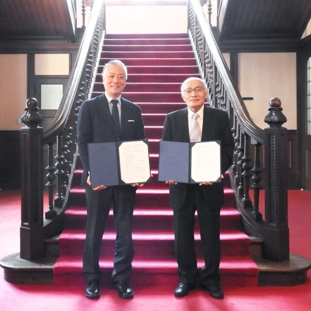 【中村中学校・高等学校と高大連携協定を締結】
本学は2025年5月20日、中村中学校・高等学校と高大連携に関する協定を締結しました。
 
協定の締結に伴い、5月20日に本学本館で締結式を開催しました。中村中学校・高等学校から遠藤行巳校長、江藤健教頭、藤井翔先生が、本学からは山本達也学長、齋藤華子副学長、藤井由紀子総合文化学部長が列席し、協定書を取り交わしました。

今回の協定締結を契機として、教育活動における連携・交流をより一層強化することで、生徒および学生の成長や資質向上、教育内容の充実および教育活動の活性化を推進していきます。

#清泉女子大学 #清泉 #中村中学校高等学校 #高大連携